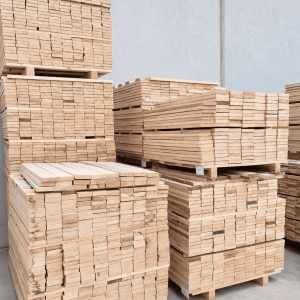 Gehobeltes, fertig bearbeitetes Paulownia-Holz